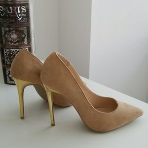 Wild Diva Pumps. Cream, metallic gold base. Used